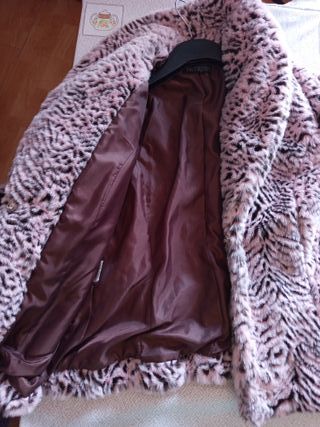Abrigo pelo sintético rosa estampado
