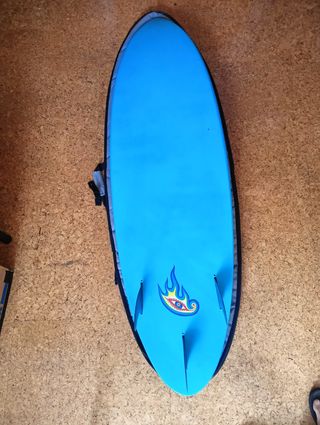 Tabla de surf azul con neopreno