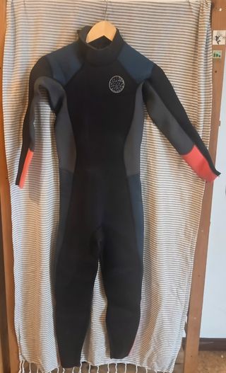 Tabla de surf azul con neopreno