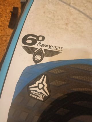Tabla de surf azul con neopreno
