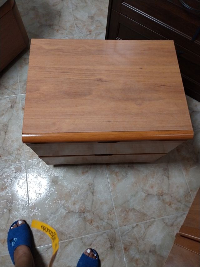 Mesita de noche de madera