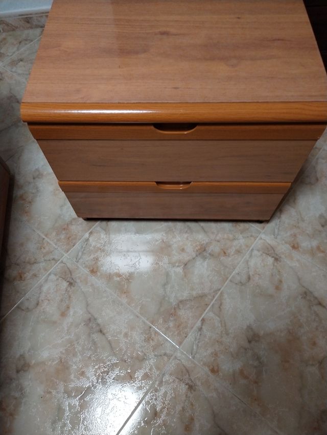 Mesita de noche de madera