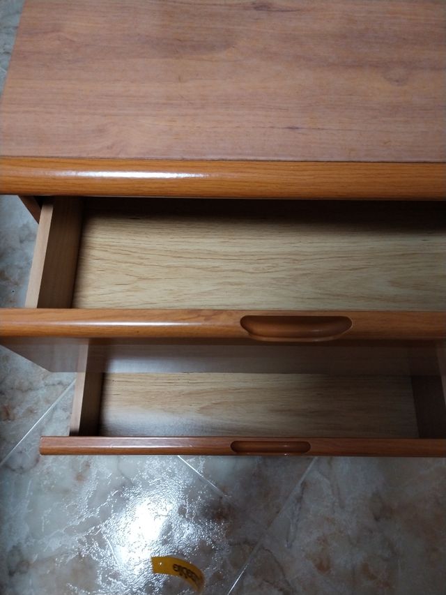 Mesita de noche de madera