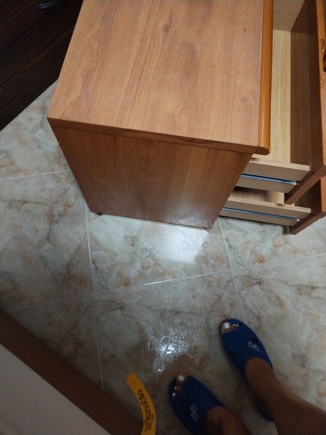 Mesita de noche de madera