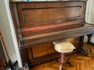 Piano vertical de madera.