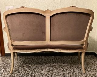 Sofá antiguo de terciopelo y madera