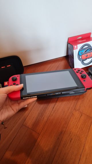 Nintendo Switch come nuovo, compreso di gadget