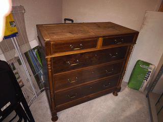 Cómoda antigua de madera. Con mármol.