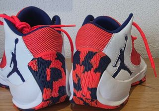 Zapatillas Jordan Talla 43 Rojas y Blancas