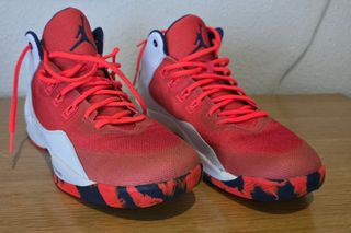 Zapatillas Jordan Talla 43 Rojas y Blancas