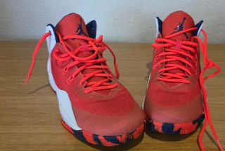 Zapatillas Jordan Talla 43 Rojas y Blancas