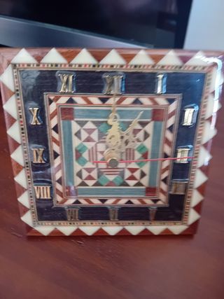 Bonito joyero y reloj decorado