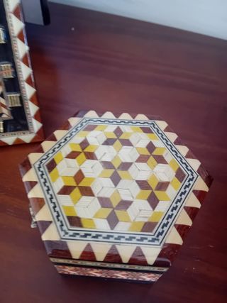 Bonito joyero y reloj decorado