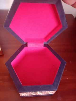 Bonito joyero y reloj decorado