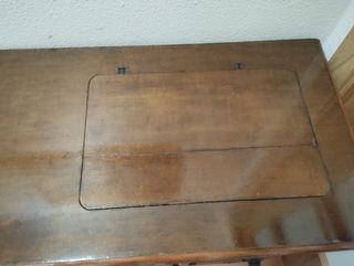 Mueble de madera para máquina de coser