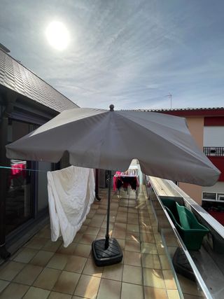 Sombrilla y base beige y negra