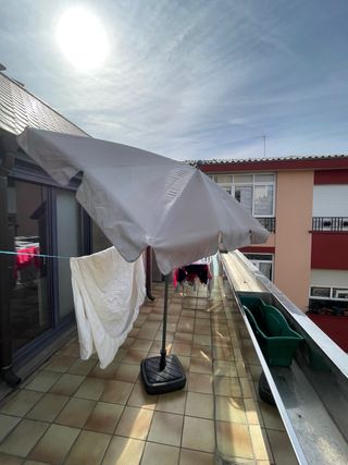 Sombrilla y base beige y negra