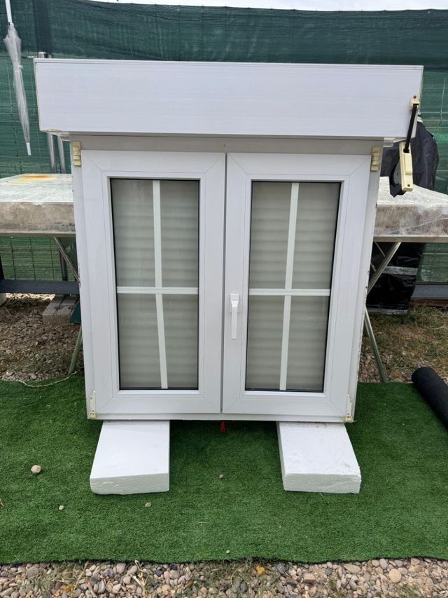 VENTANA DE PVC CON BARROTILLO OSCILOBATIENTE OPACA