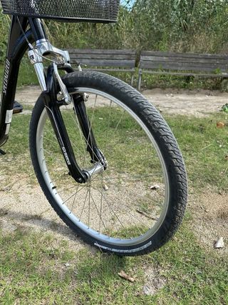 Bicicleta Specialized Negra con Cesta