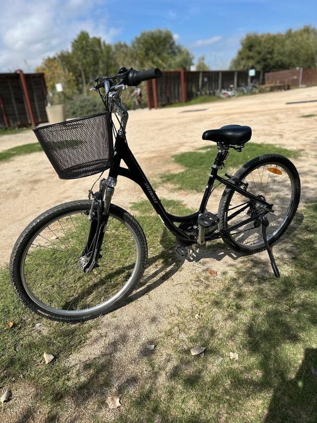 Bicicleta Specialized Negra con Cesta