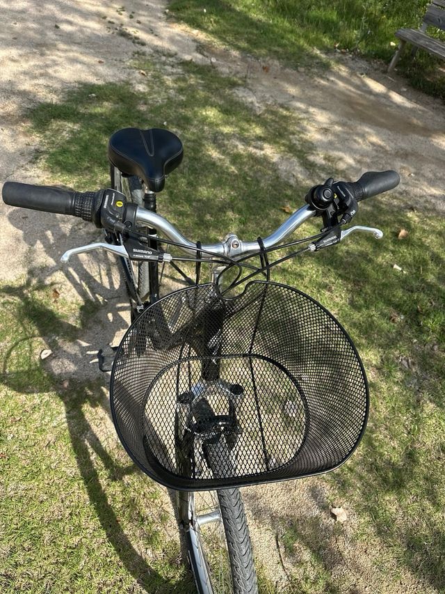 Bicicleta Specialized Negra con Cesta