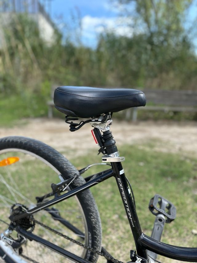 Bicicleta Specialized Negra con Cesta