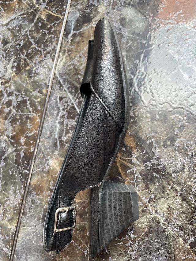 Zapatos negros de tacón slingback
