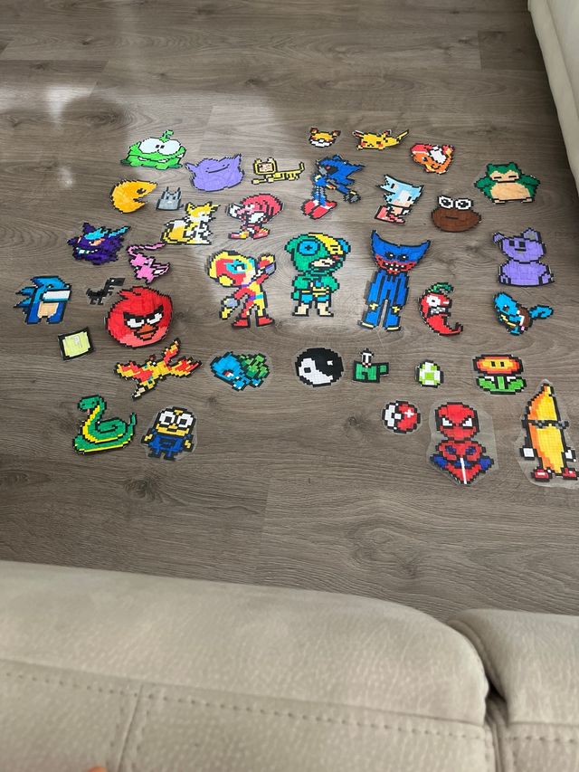 Pixel arts hechos a mano y  plastificados