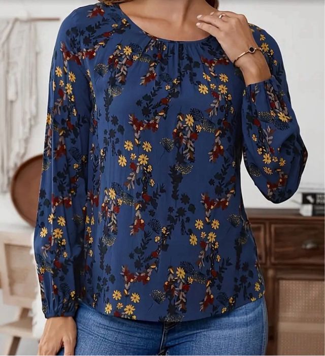 Camisa azul con estampado floral