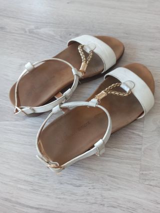 Sandalias blancas con detalle dorado