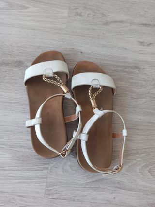 Sandalias blancas con detalle dorado