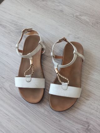 Sandalias blancas con detalle dorado