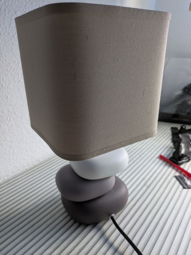 Lámpara de mesa moderna