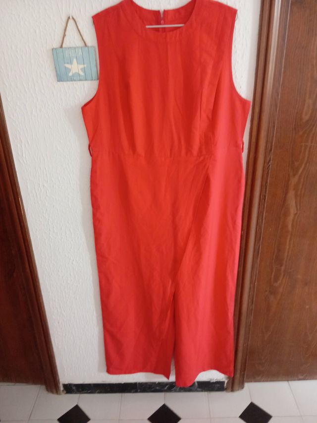 Mono largo rojo sin mangas