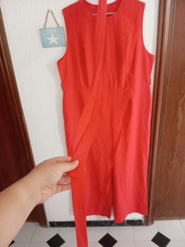 Mono largo rojo sin mangas