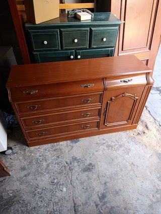 Cómoda de madera marrón