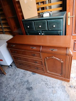 Cómoda de madera marrón