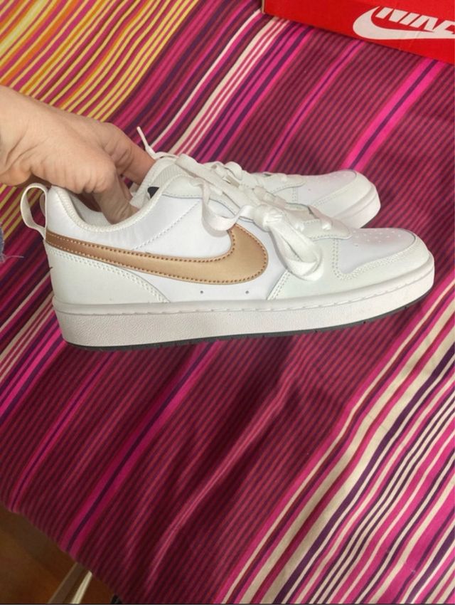 Zapatillas Nike Mujer Blancas y Doradas
