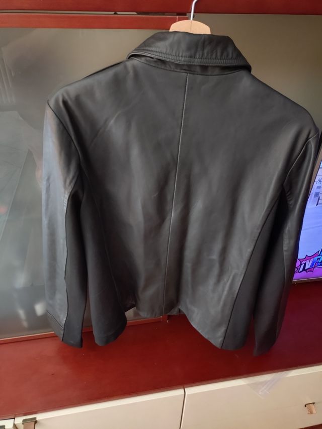 Chaqueta de piel negra nueva