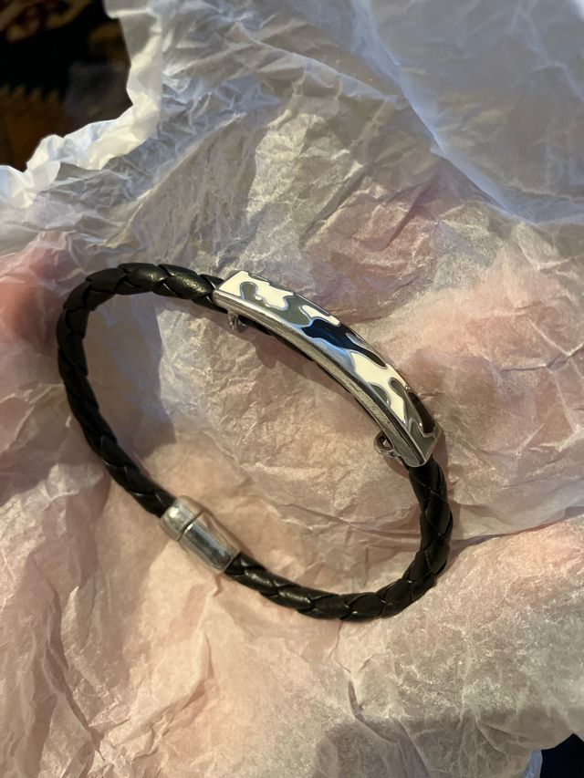 Pulsera Avon trenzada negra con detalle camuflaje