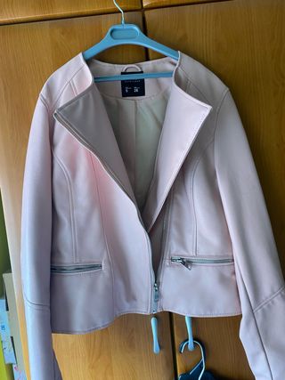 Cazadora efecto piel rosa