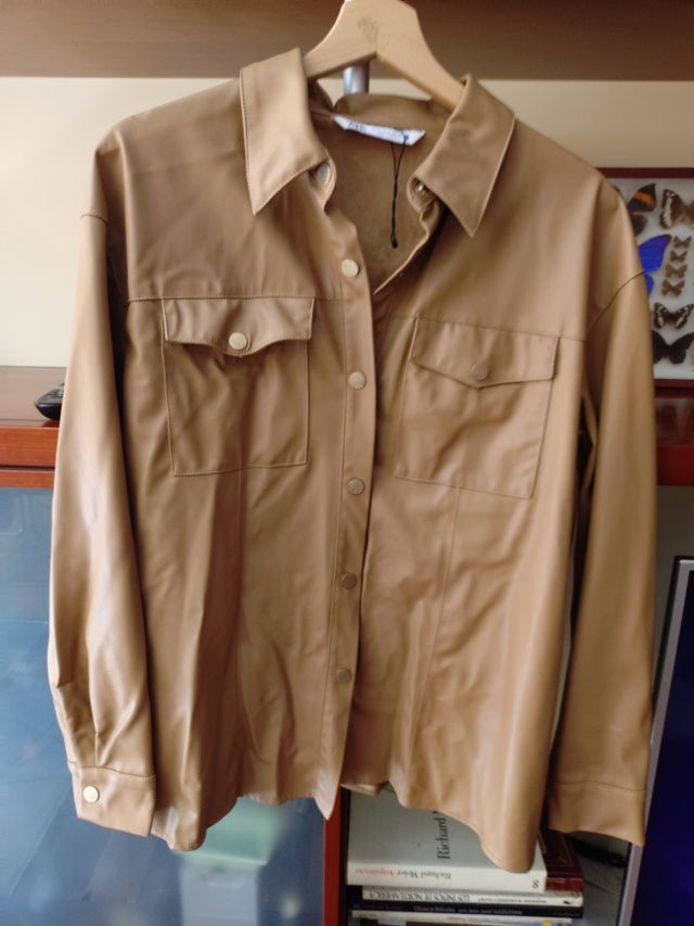 Sobrecamisa efecto piel marrón Zara