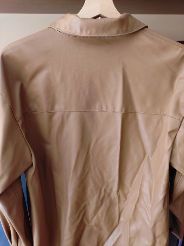 Sobrecamisa efecto piel marrón Zara