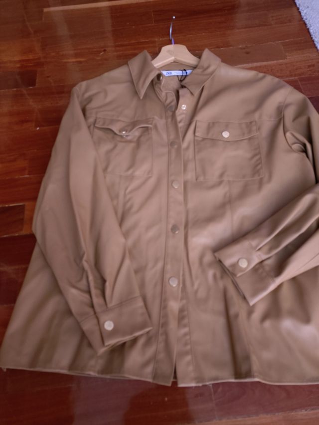 Sobrecamisa efecto piel marrón Zara