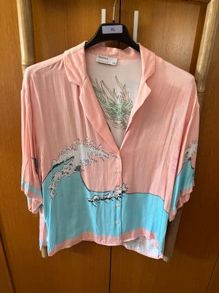 Camisa Bershka Dragón Rosa y Azul