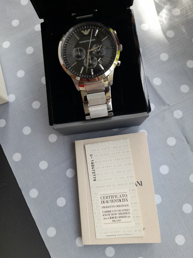 Emporio armani reloj plateado y negro.