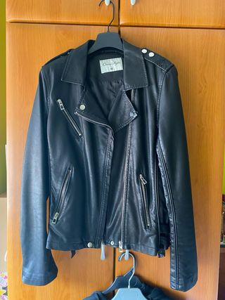 Cazadora efecto piel negra talla M de tienda local