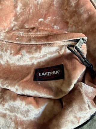 Mochila Eastpak pequeña rosa terciopelo