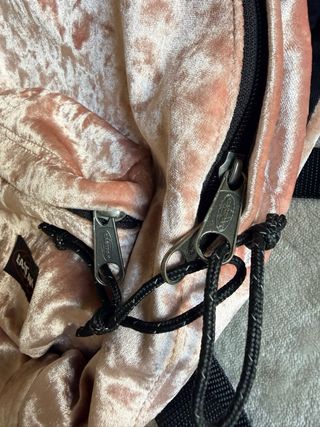 Mochila Eastpak pequeña rosa terciopelo