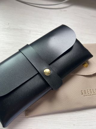 Funda para gafas de cuero negra y beige